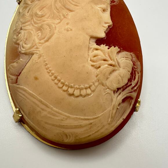 Vintage large hyper realistic plastic resin cameo gold tone oval brooch - Picture 5 of 9